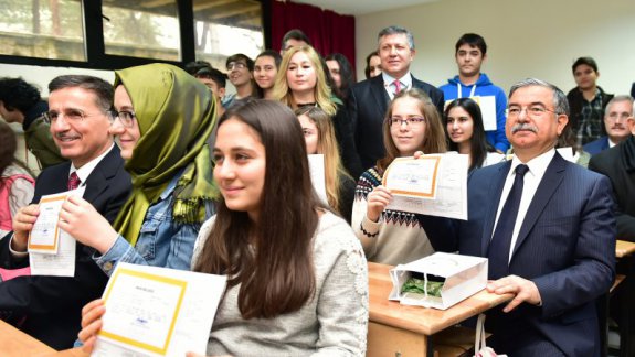 Ankara Fen Lisesi Öğrencileri Karnelerini Bakanımızın Elinden Aldı